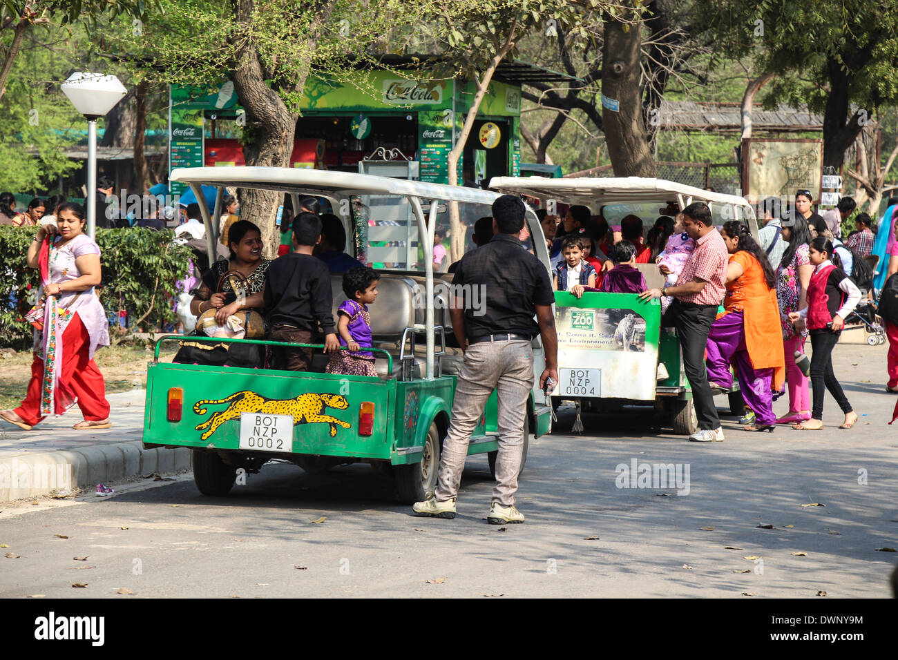 I visitatori che utilizzano la batteria veicoli gestiti all'interno dello Zoo di Delhi, permette alle persone di viaggiare a lunga distanza a piedi senza Foto Stock