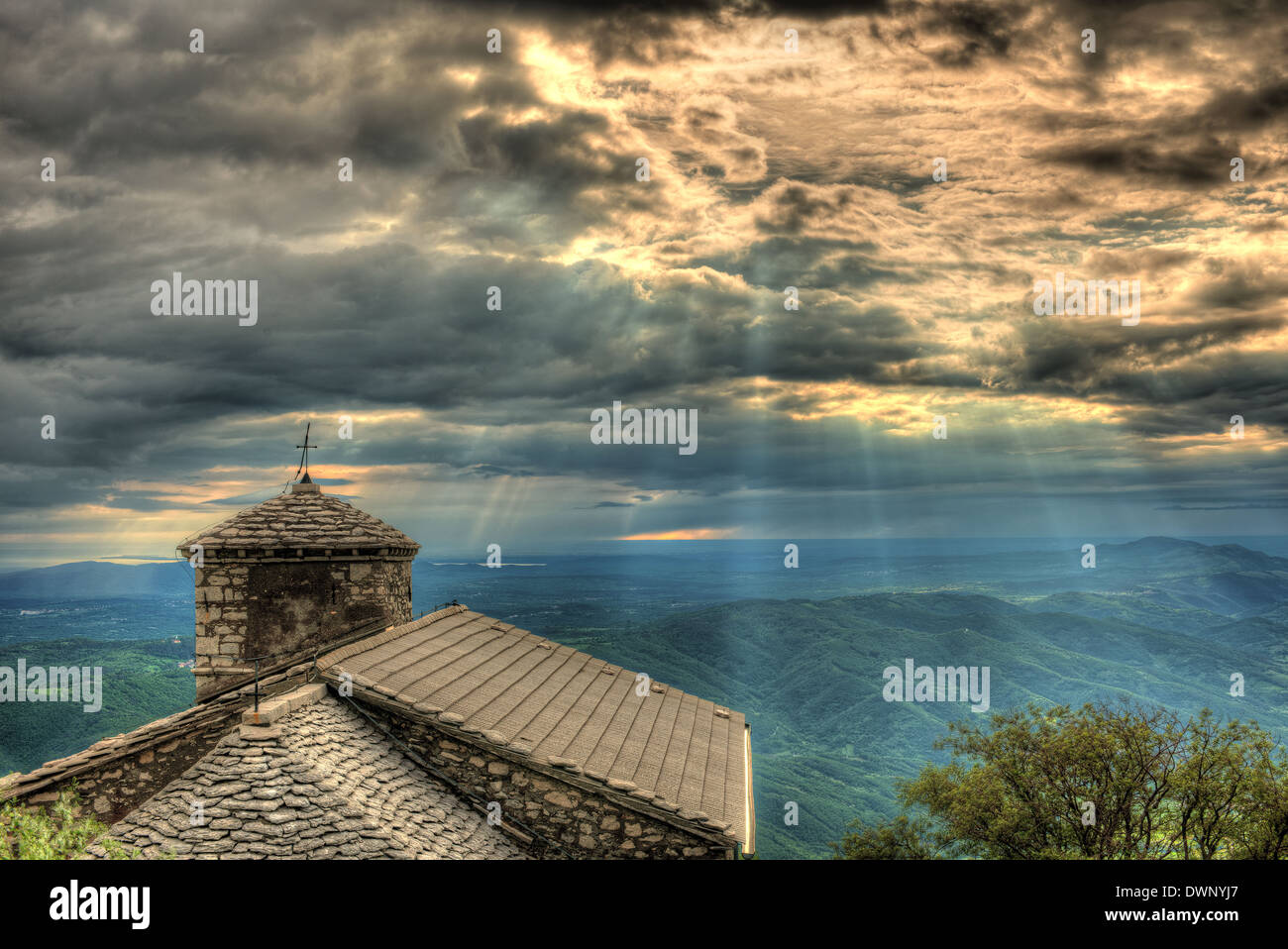 Sant Jerome chiesa sul monte Nanos in Slovenia, in Europa dopo la tempesta Foto Stock