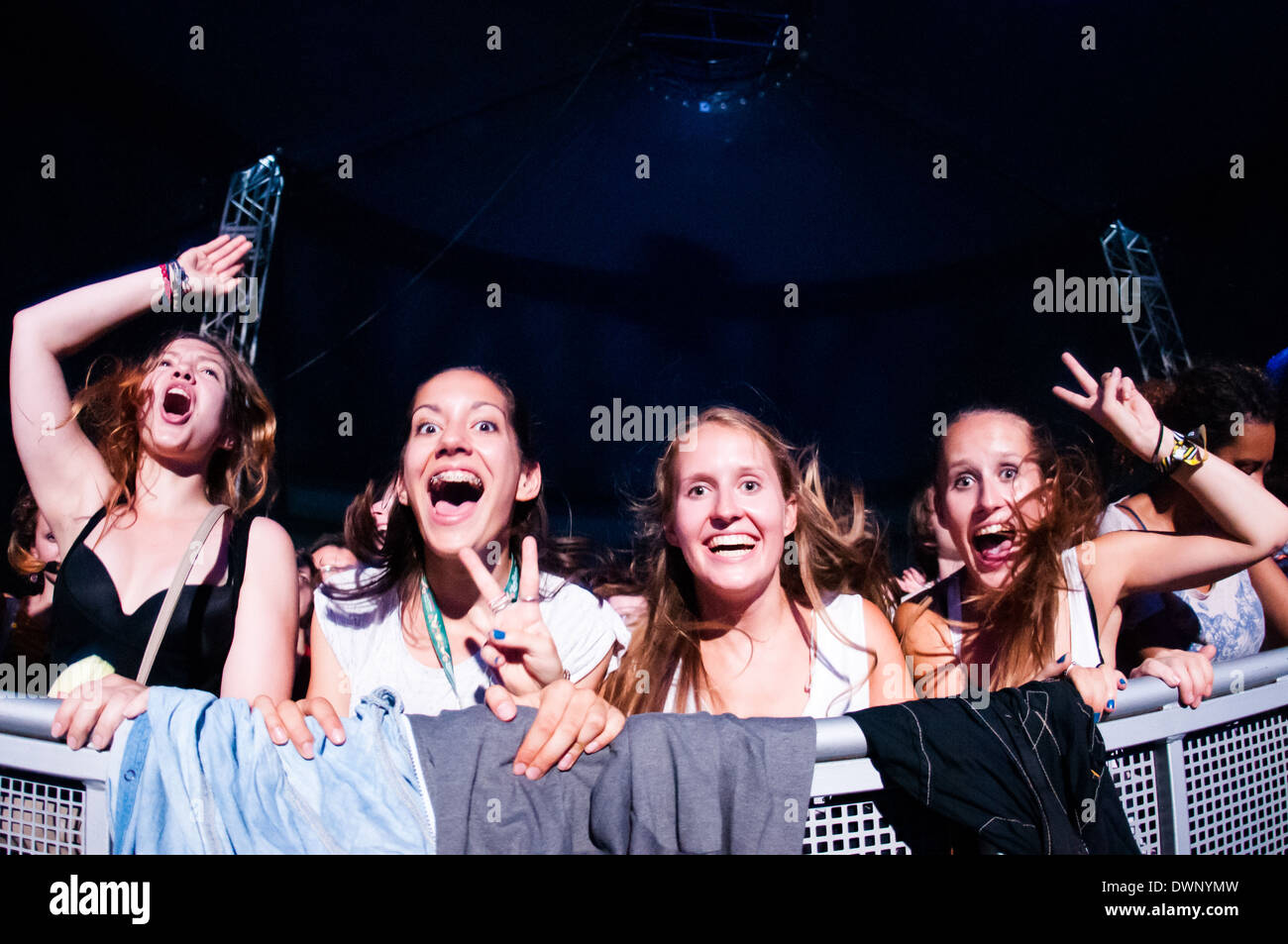 Gruppo di 4 ragazze giovani entusiasti in prima fila ad una Bažant Pohoda music festival Foto Stock