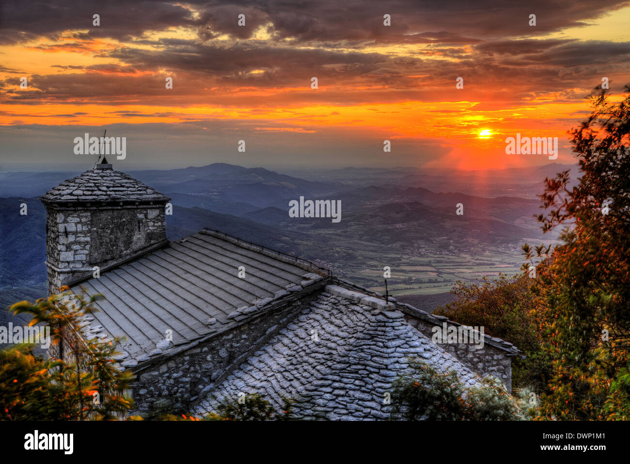 Glorioso tramonto a Sant Jerome chiesa sul monte Nanos al di sopra della valle del Vipava in Slovenia europa Foto Stock