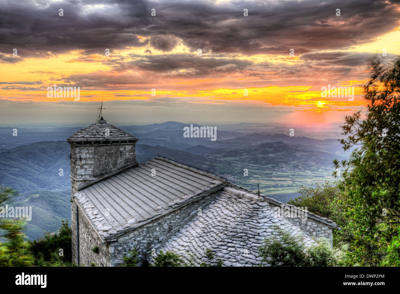 Glorioso tramonto a Sant Jerome chiesa sul monte Nanos al di sopra della valle del Vipava in Slovenia europa Foto Stock
