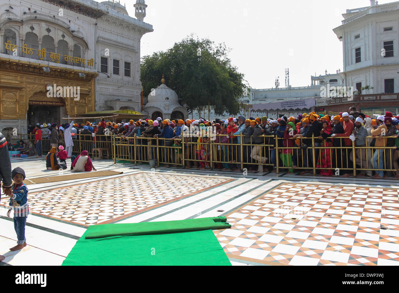 Rilascio di un lotto di devoti all'interno del tempio d'oro di Amritsar, lasciando un certo numero invio e poi chiudere nuovamente la voce Foto Stock