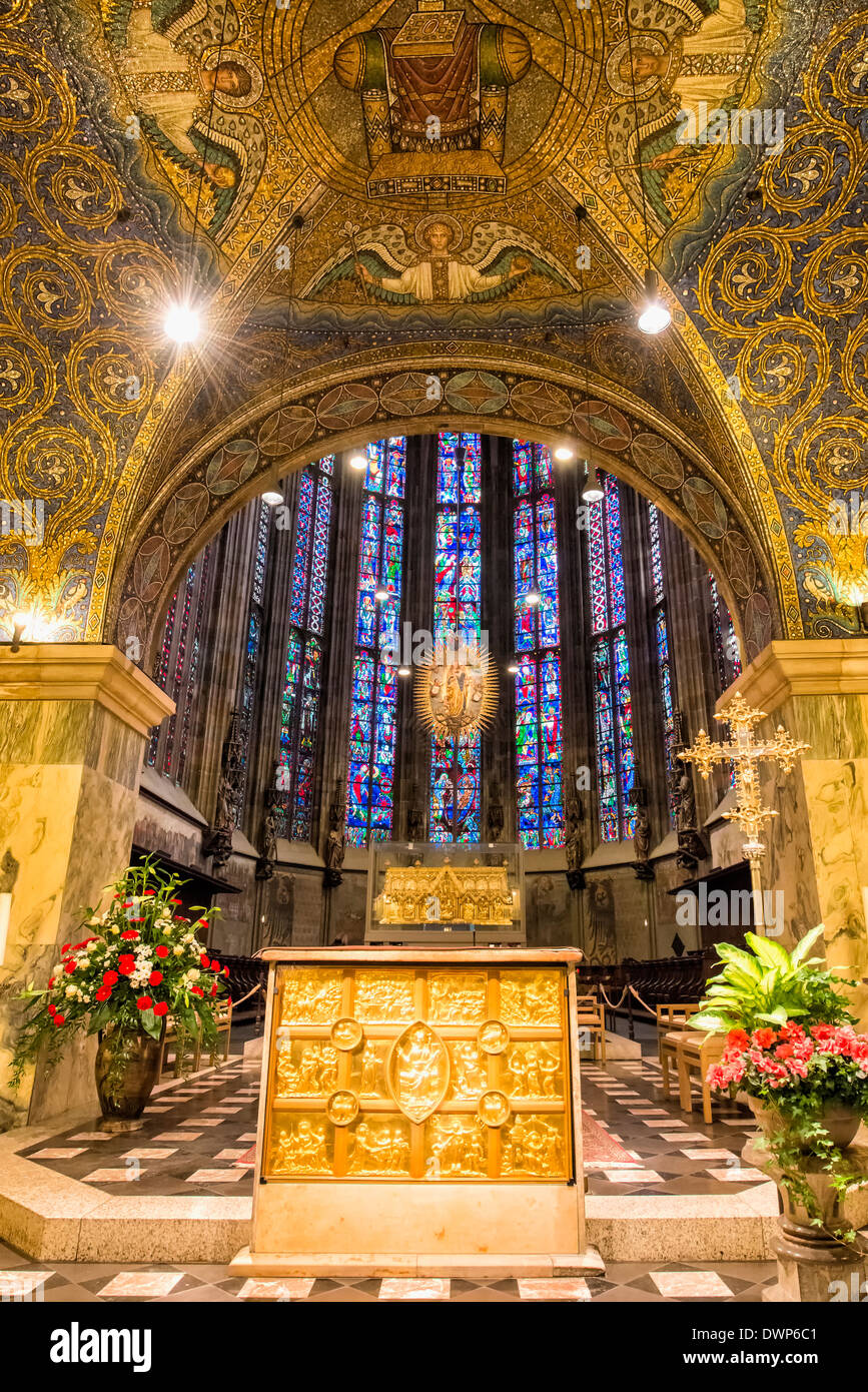 Altare e coro Hall, la Cattedrale di Aquisgrana, Renania settentrionale-Vestfalia, Germania, Patrimonio Mondiale dell Unesco Foto Stock