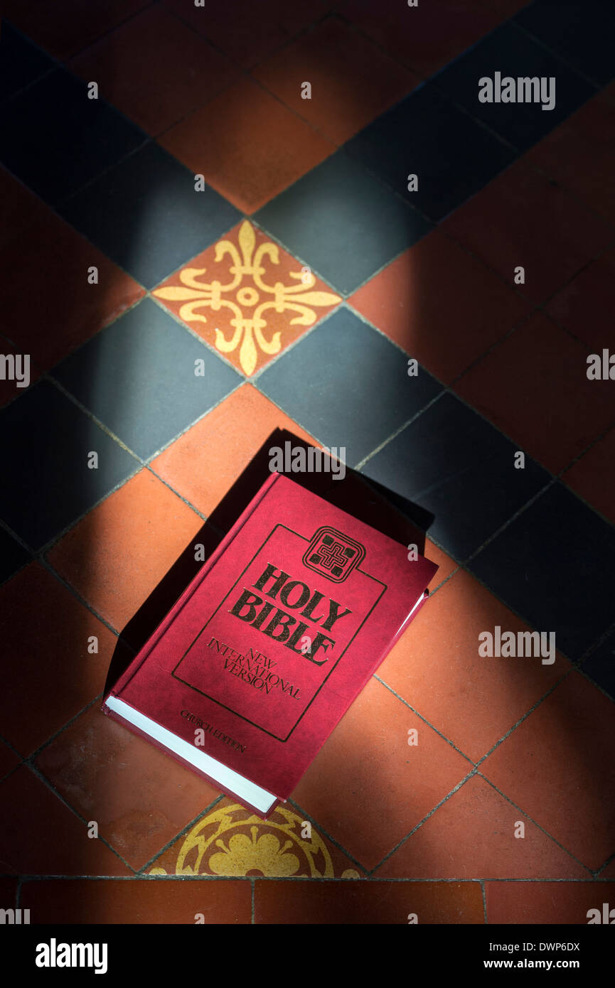 Sacra Bibbia in una chiesa illuminata dalla luce del sole. Regno Unito Foto Stock