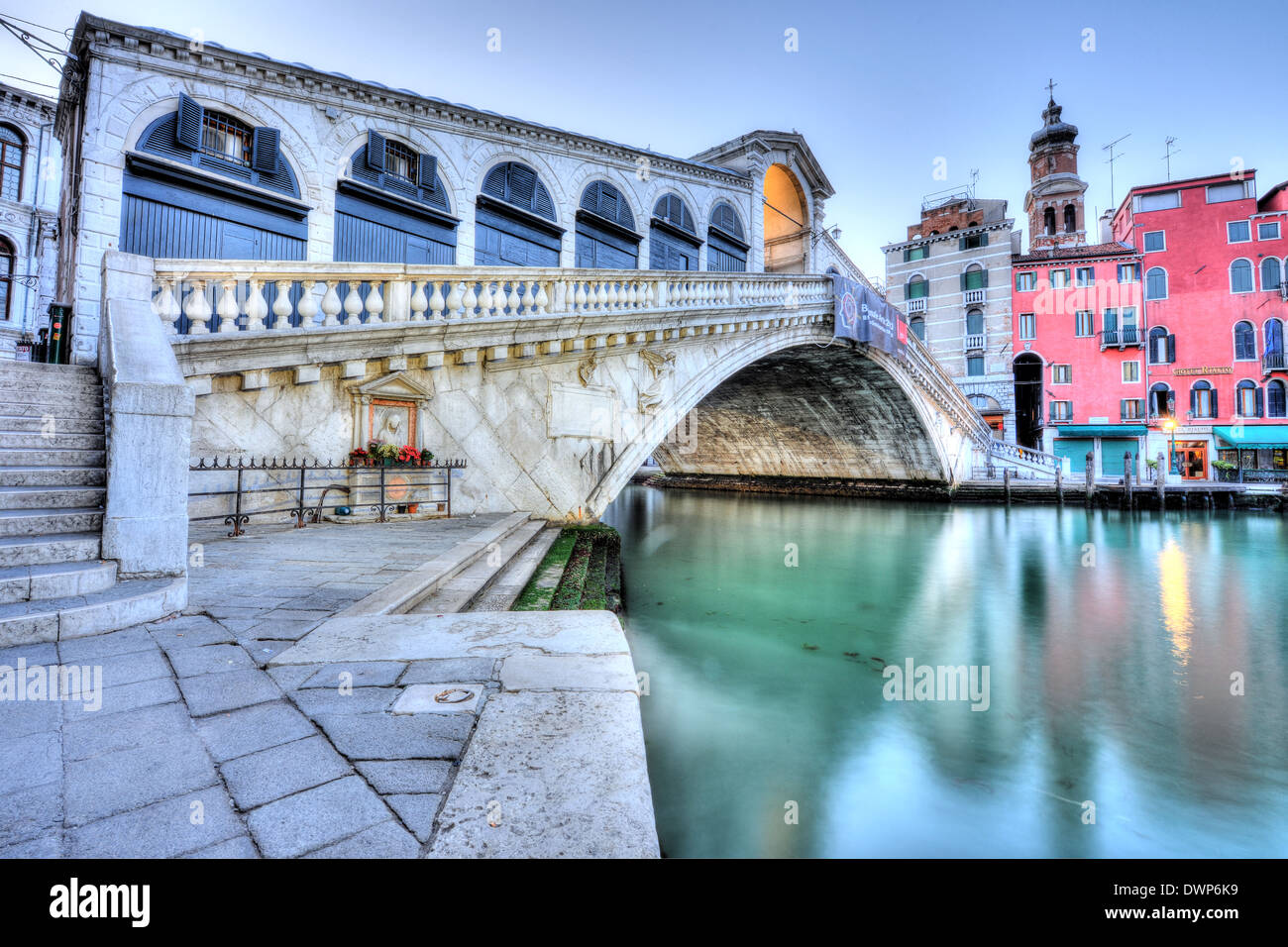 Il ponte di Rialto con la luce della sera a Venezia, Italia Foto Stock