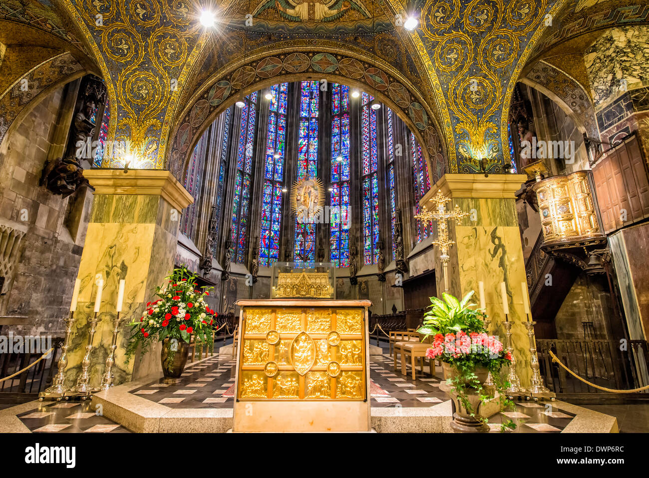 Altare e coro Hall, la Cattedrale di Aquisgrana, Renania settentrionale-Vestfalia, Germania, Patrimonio Mondiale dell Unesco Foto Stock