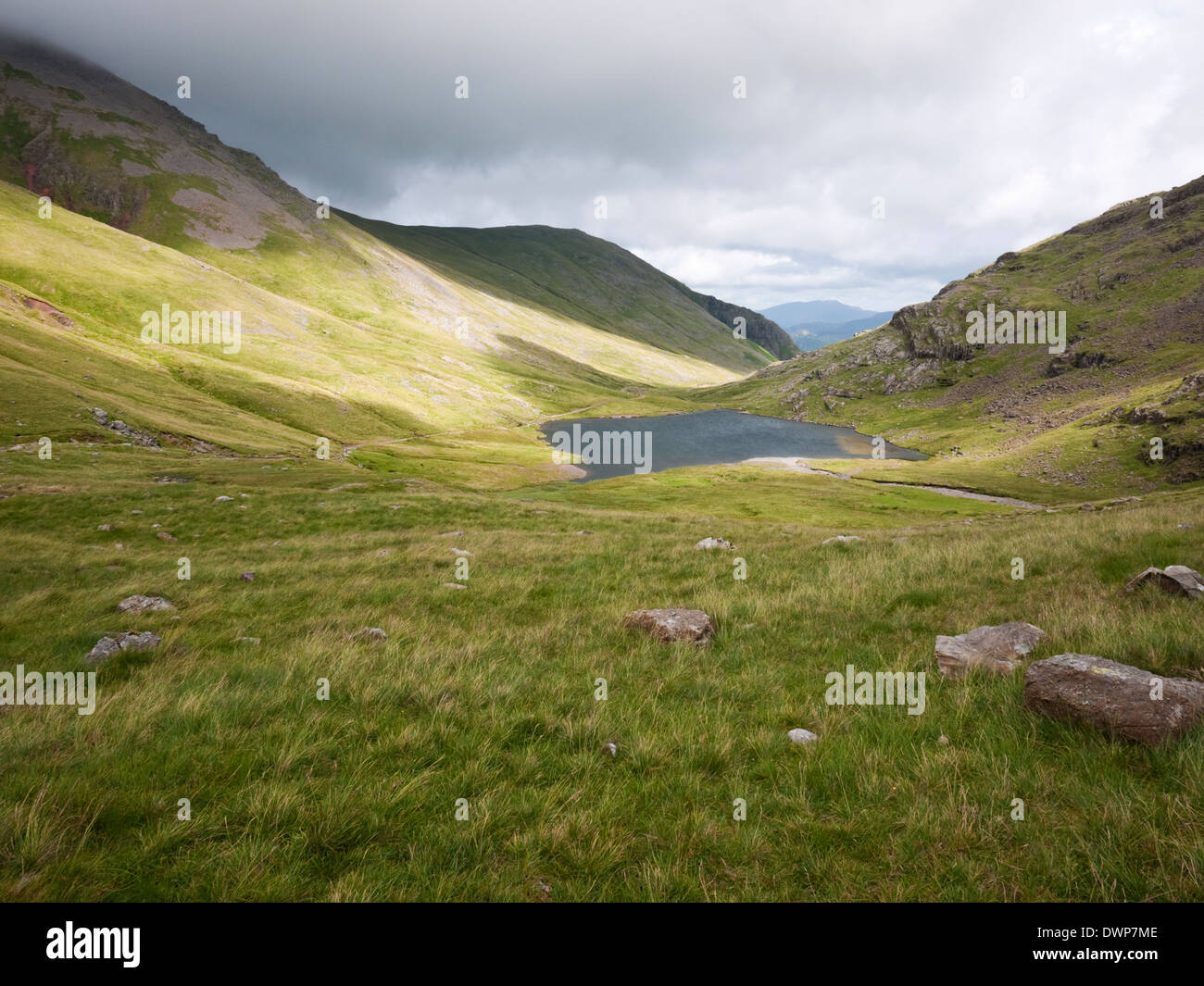 Styhead Tarn visto da Sty Testa, vicino a Seathwaite nel Borrowdale superiore. Timpano verde sorge a sinistra - Lake District, Cumbria Foto Stock