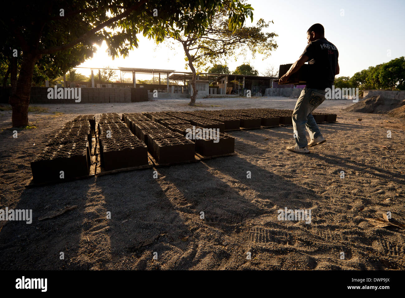 Guillermo Jaen, 51, porta appena premuto i blocchi di calcestruzzo presso lo stabilimento Industrias Gordon S.A. in Penonome, Repubblica di Panama. Foto Stock