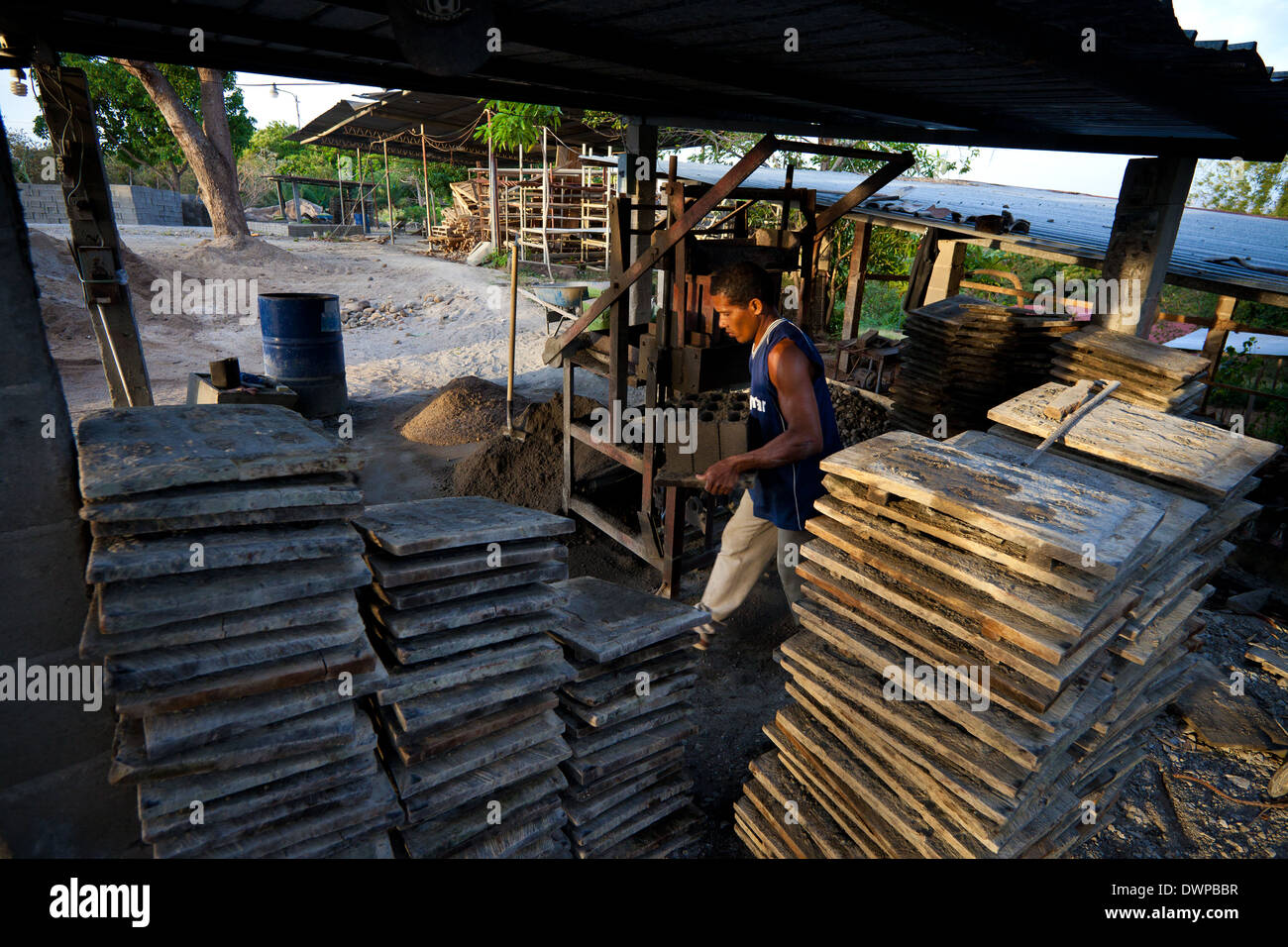 Marco Antonio, 42, porta appena premuto i blocchi di calcestruzzo presso lo stabilimento Industrias Gordon S.A in Penonome, Repubblica di Panama. Foto Stock