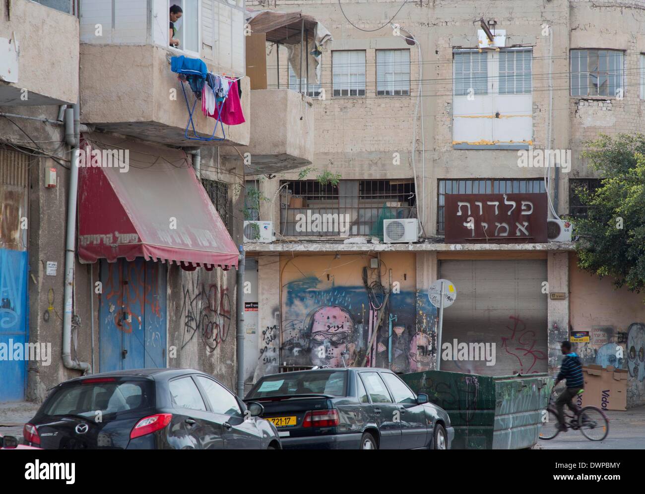 Gli edifici di vecchia costruzione nel povero sud del quartiere Florentin a Tel Aviv vicino alla Vecchia Stazione degli autobus, foto 21.02.2014 Foto Stock