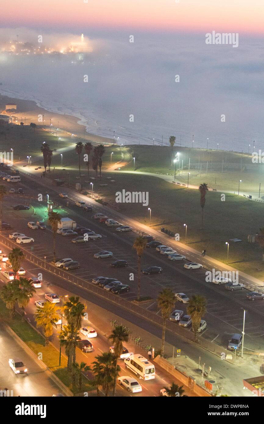 Tel Aviv spiaggia di fronte della Vecchia Jaffa nella nebbia foto 20.02.2014 Foto Stock