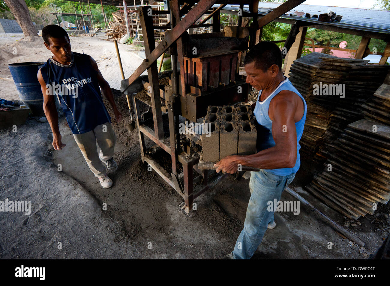 Guillermo Jaen, 51, porta appena premuto i blocchi di calcestruzzo presso lo stabilimento Industrias Gordon S.A in Penonome, Repubblica di Panama. Foto Stock