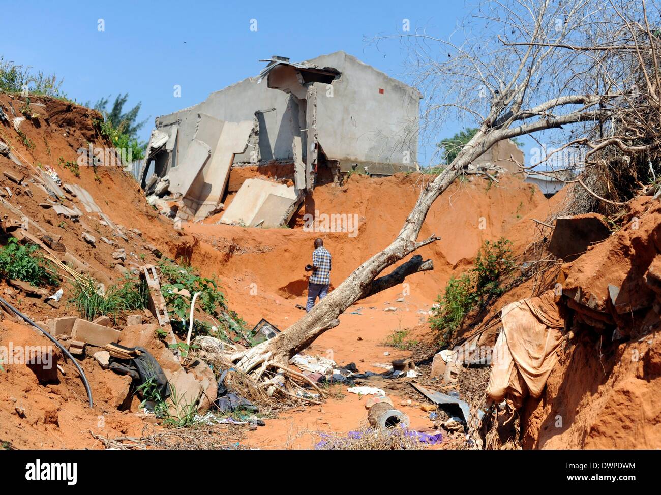 Le case distrutte sono illustrati nel Bairro de Laulane a Maputo, Mozambnique, 01 marzo 2013. Le forti piogge nel mese di gennaio ha portato a inondazioni nella zona che ha fatto 150.000 persone senzatetto. Foto: Britta Pedersen/dpa Foto Stock