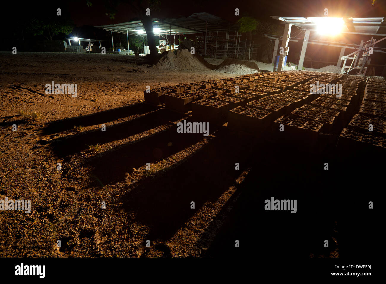 Notte a materiali di costruzione impianto Industrias Gordon S.A. in Penonome, Cocle Affitto provincia, Repubblica di Panama. Foto Stock