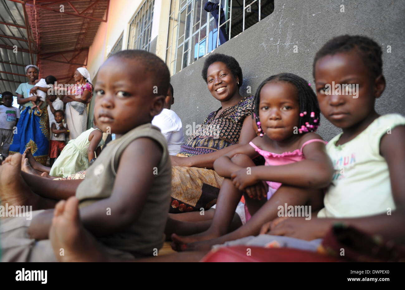 Maputo, Mozambico. 28 Feb, 2013. Katarina si siede in un riparo di emergenza alla periferia di Maputo, Mozambico, 28 febbraio 2013. Le forti piogge nel mese di gennaio ha portato a inondazioni nella zona che ha fatto 150.000 persone senzatetto. Foto: Britta Pedersen/dpa/Alamy Live News Foto Stock