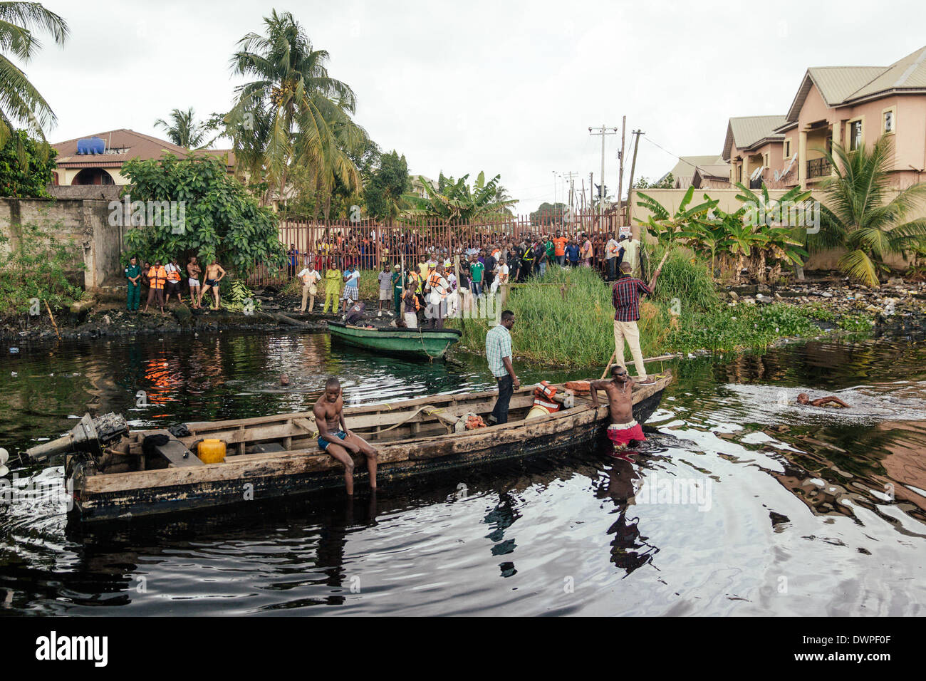 Lagos, Nigeria. Xii Mar, 2014. Il lavoro dei soccorritori sul luogo dell'incidente a Lagos, Nigeria, 12 marzo 2014. Una barca ha capovolto in Nigeria sudoccidentale della Stato di Lagos, lasciando almeno 13 morti e sei assente, la National Emergency Management Agency (NEMA) detto il mercoledì. Credito: Zhang Weiyi/Xinhua/Alamy Live News Foto Stock Lagos, Nigeria. Xii Mar, 2014. Il lavoro dei soccorritori sul luogo dell'incidente a Lagos, Nigeria, 12 marzo 2014. Una barca ha capovolto in Nigeria sudoccidentale della Stato di Lagos, lasciando almeno 13 morti e sei assente, la National Emergency Management Agency (NEMA) detto il mercoledì. Credito: Zhang Weiyi/Xinhua/Alamy Live News Foto Stock