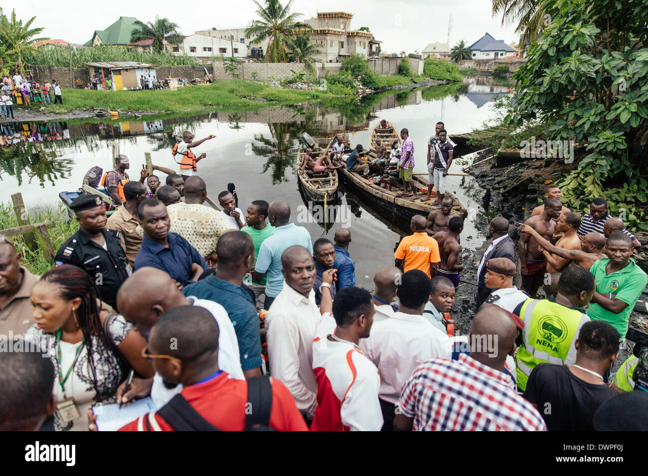 Lagos, Nigeria. Xii Mar, 2014. Le persone si radunano presso il sito dell'incidente a Lagos, Nigeria, 12 marzo 2014. Una barca ha capovolto in Nigeria sudoccidentale della Stato di Lagos, lasciando almeno 13 morti e sei assente, la National Emergency Management Agency (NEMA) detto il mercoledì. Credito: Zhang Weiyi/Xinhua/Alamy Live News Foto Stock