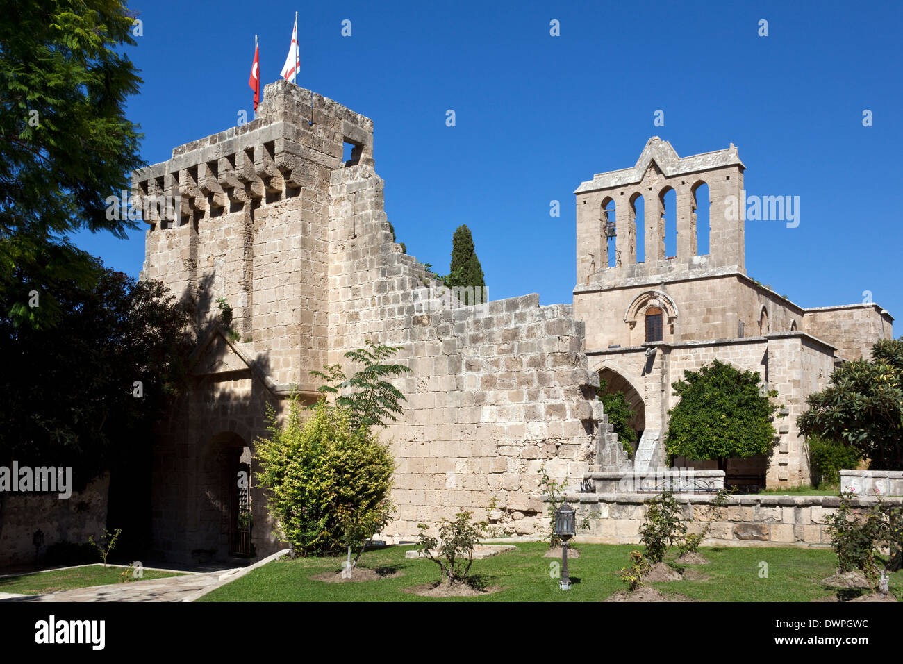 Il monastero gotico a Bellapais (l'Abbaye de la Paix) nella Repubblica Turca di Cipro del Nord. Foto Stock