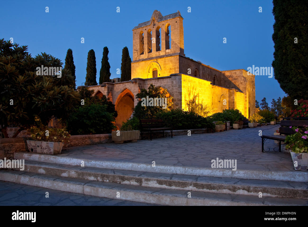 Il monastero gotico a Bellapais (l'Abbaye de la Paix) nella Repubblica Turca di Cipro del Nord. Foto Stock