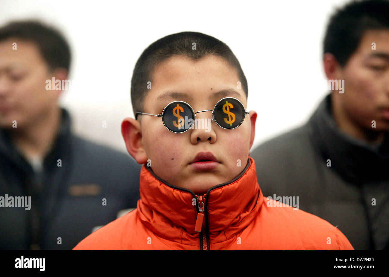 Pechino, Cina. 30 gen 2006. Un ragazzo cinese indossa occhiali da sole con segni di dollaro sulle lenti come egli cammina attraverso una fiera di strada a Pechino in Cina il 30 gennaio 2006. © Stephen rasoio/ZUMAPRESS.com/Alamy Live News Foto Stock