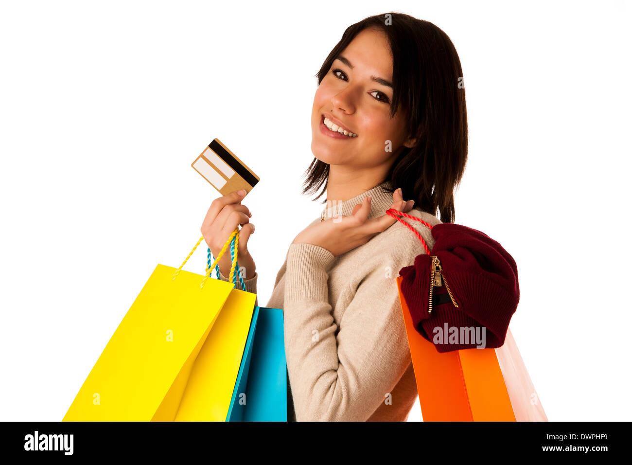 Attraente asiatiche donna caucasica con borse di plastica e carta di credito nelle sue mani isolate su sfondo bianco Foto Stock