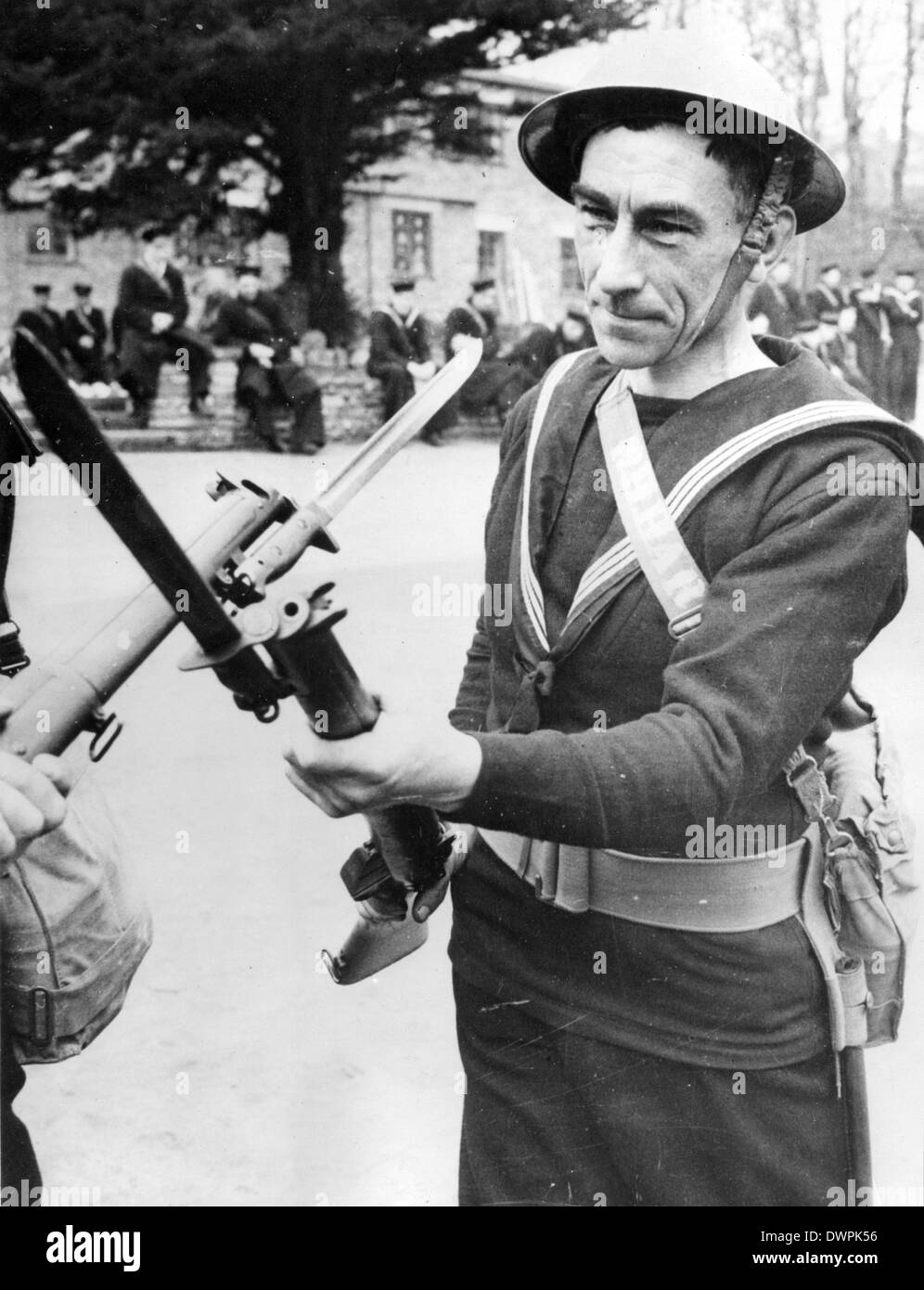 Royal Navy sailor pratiche combattimenti a baionetta durante il WW11 Foto Stock