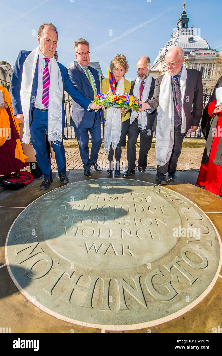 Londra, UK . Xii Mar, 2014. Una corona è prevista presso il Memoriale per le vittime innocenti della guerra e dell oppressione da Simon Hughes MP, Tim Botesdale MP, Kate Hoey MP, Fabian Hamilton MP, e signore Howarth (L a R) a seguito di un breve multi-fede led di servizio da Canon Jane siepi da Westminster Abbey. I deputati di tutti i partiti del gruppo parlamentare per il Tibet hanno partecipato alla cerimonia annuale in memoria dei tibetani che hanno perso la loro vita in quanto la ribellione nel 1959. L'Abbazia di Westminster, Londra, Regno Unito 12 marzo 2014. Credito: Guy Bell/Alamy Live News Foto Stock