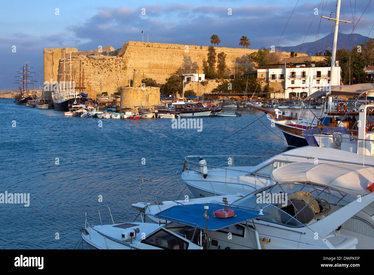 Kyrenia il castello e il porto di Kyrenia (Girne) nella Repubblica Turca di Cipro del Nord. Foto Stock