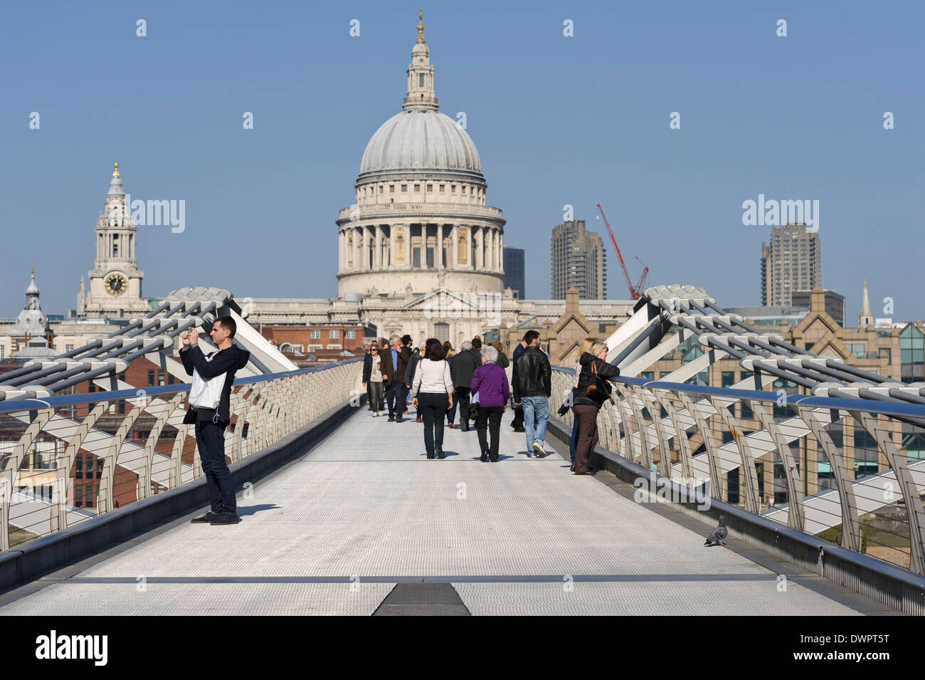Le persone che attraversano il Millennium Bridge con la cupola della cattedrale di St Paul in distanza, Londra, Inghilterra, Regno Unito. Foto Stock