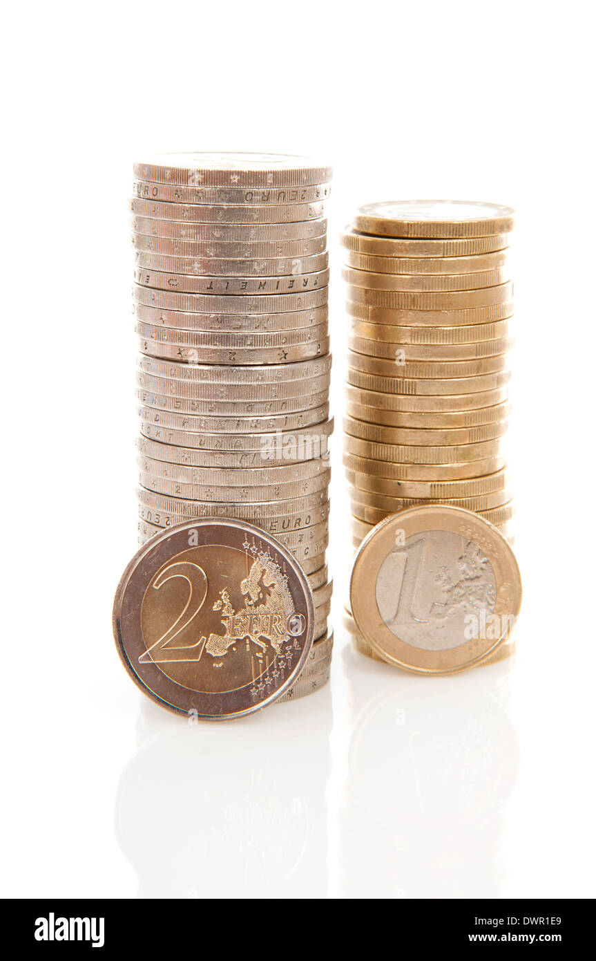 Pile di 1 e 2 Euro monete denaro su sfondo bianco Foto Stock