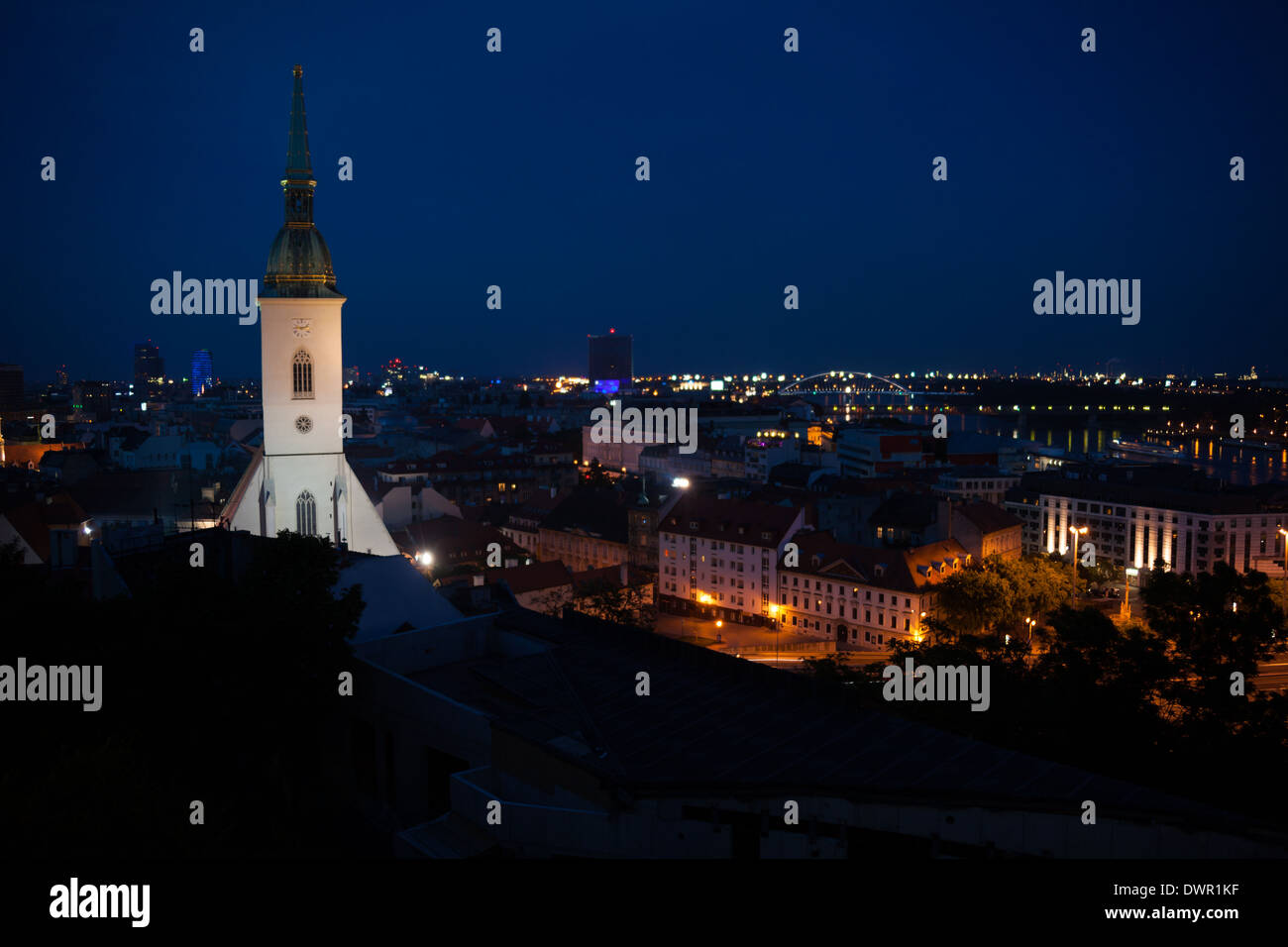 Bratislava panorama di notte con st. Martin con la Cattedrale Foto Stock