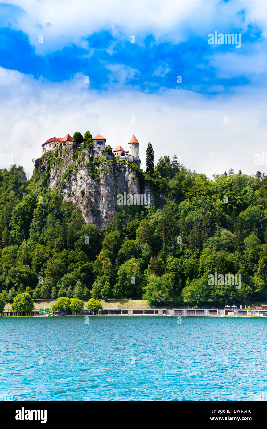 Il castello di Bled sulla collina scogliera vicino al lago, Slovenia Foto Stock