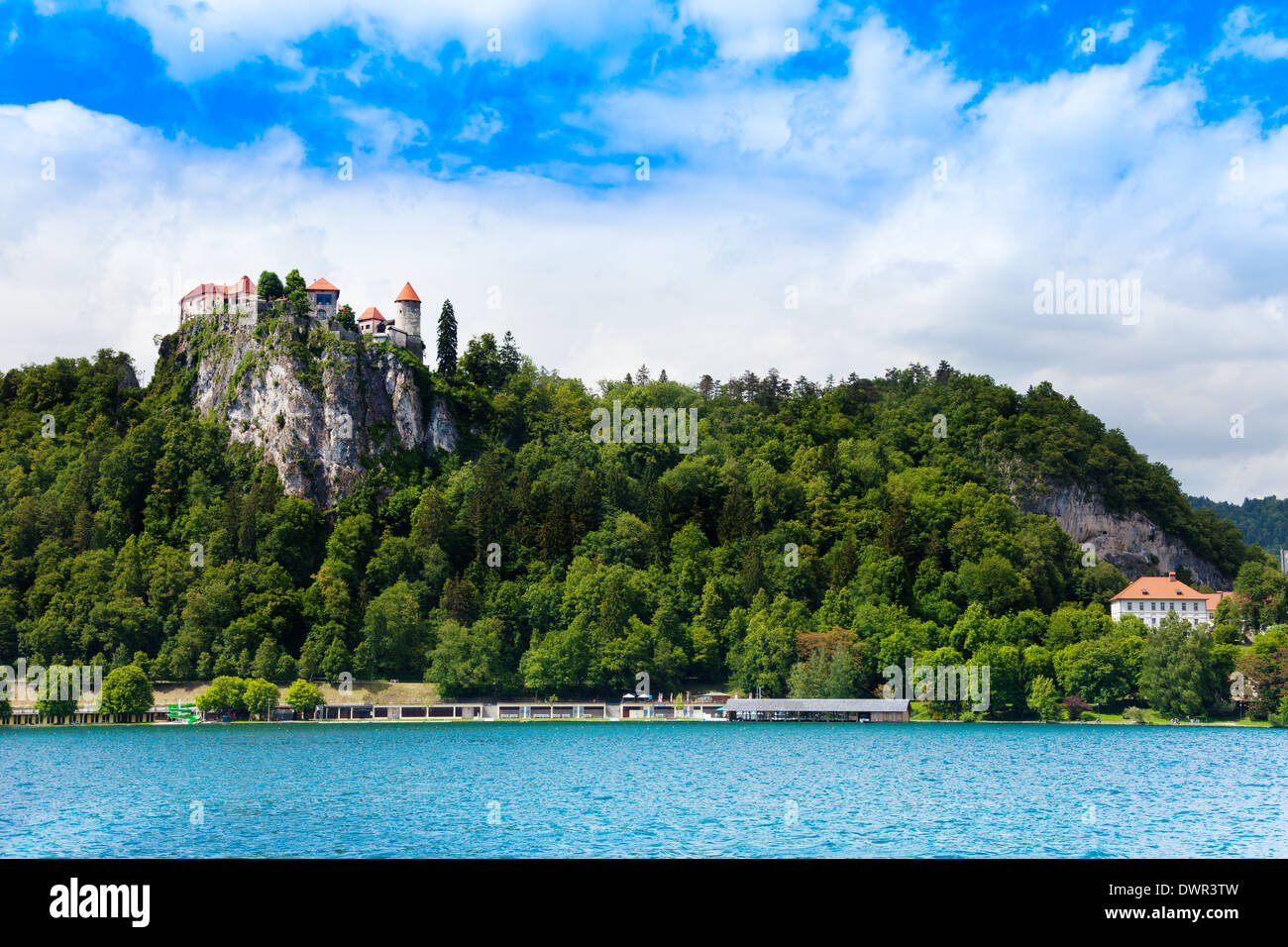 Il castello di Bled sulla collina scogliera vicino al lago, e il villaggio in Slovenia, Europa Foto Stock