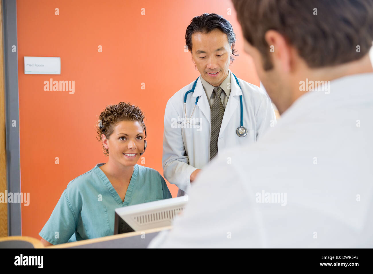 L'infermiera guardando il paziente con il medico in attesa in ospedale Foto Stock