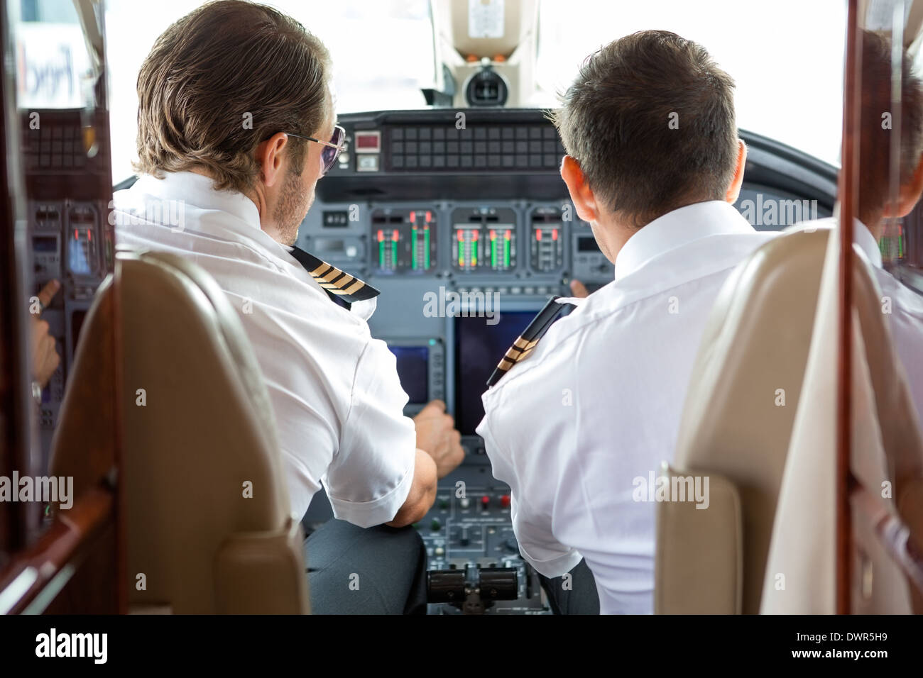 Pilota e copilota in jet privato cockpit Foto Stock