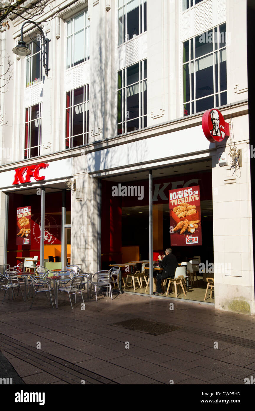 KFC fast food, Queen Street, Cardiff, Galles. Foto Stock