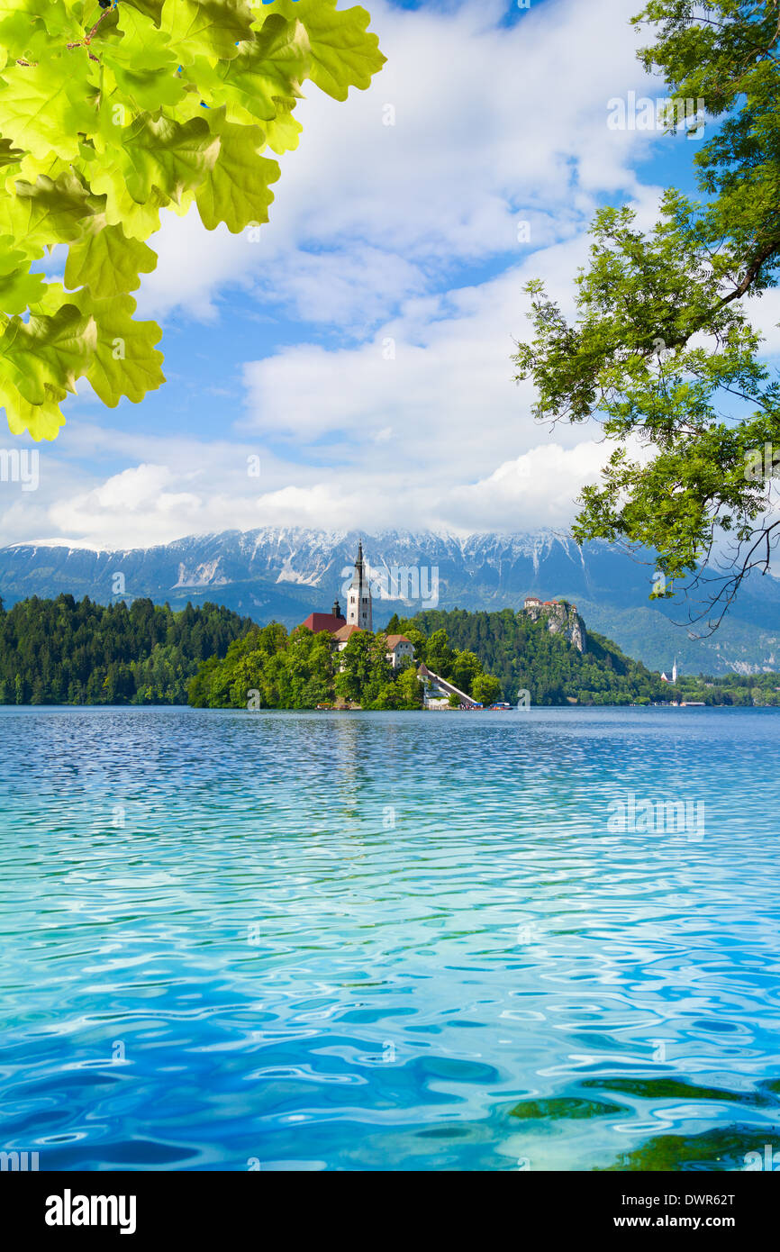 Panorama di Bled island e una chiesa su di esso e il castello di scogliera, le principali attrazioni turistiche in Slovenia Foto Stock