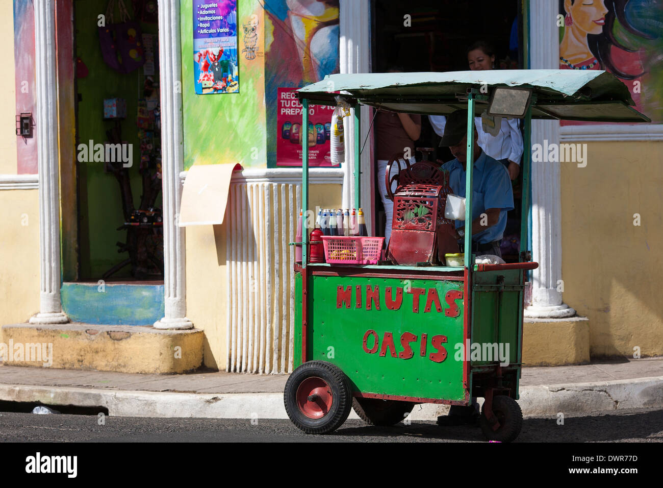 Un uomo lavora presso il suo carrello al di fuori di un supermercato nella città di montagna di Juayua sul rutas de la flores in El Salvador Foto Stock