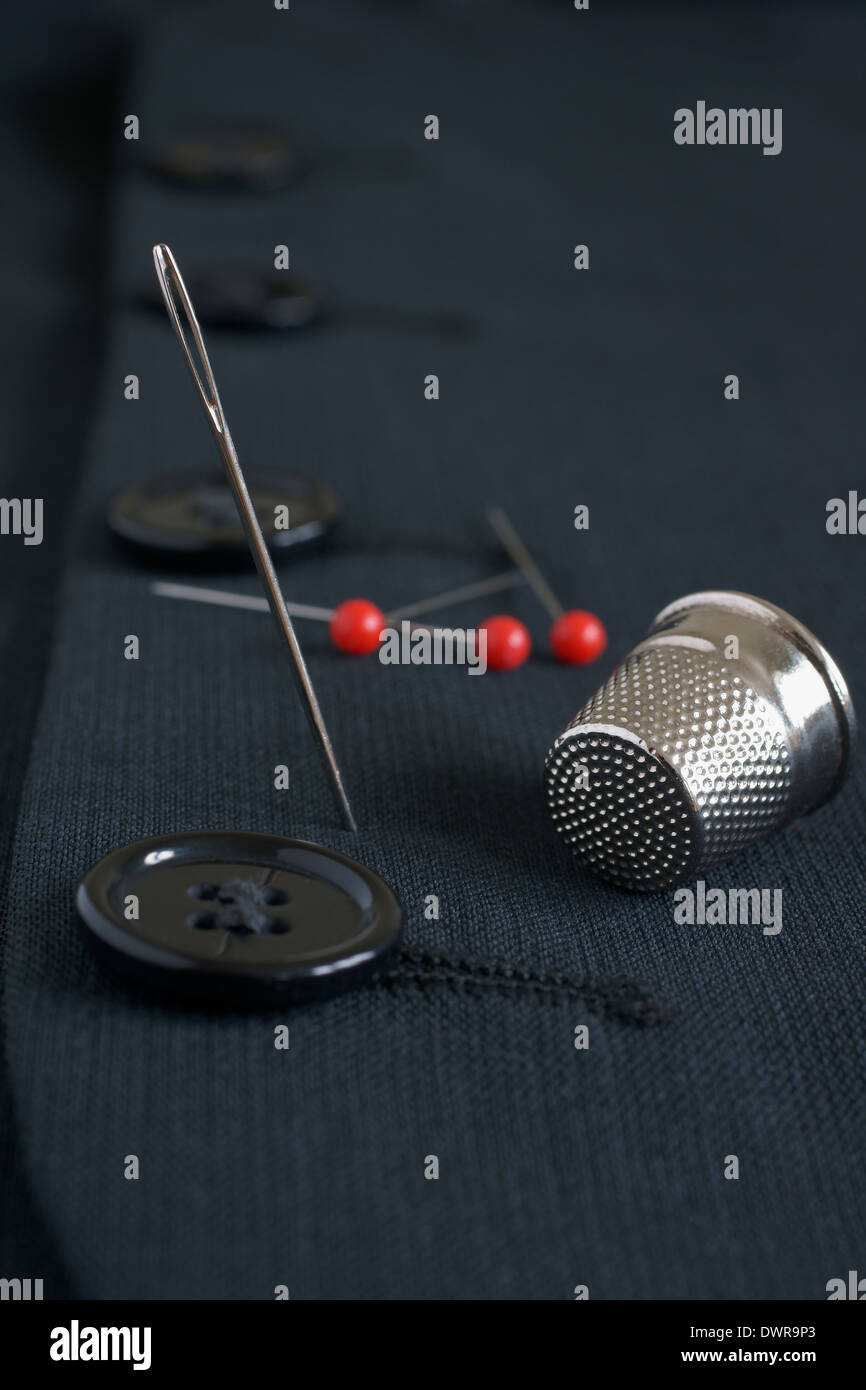 Ago di cucitura e ditale shot con profondità di campo Foto Stock