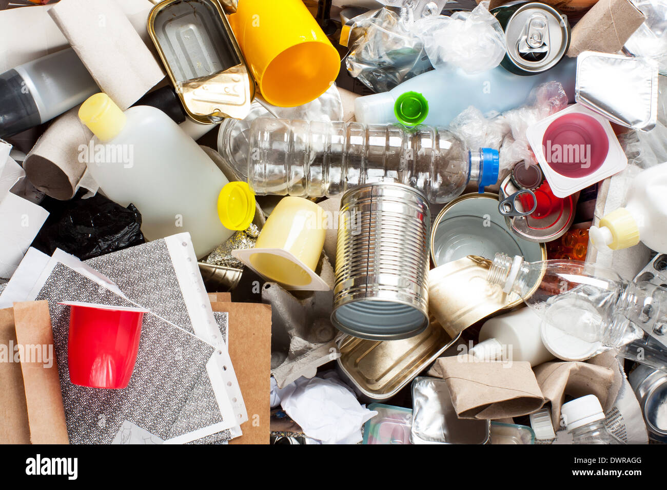 Riciclaggio rifiuti riutilizzabili e gestione dei rifiuti come metallo, plastica, vecchi prodotti di carta per essere riutilizzati Foto Stock