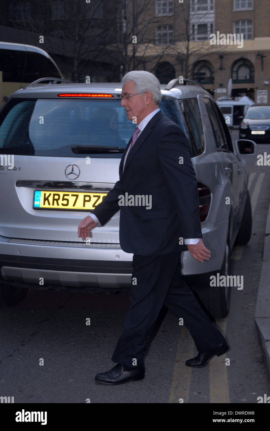 Londra, UK . Xii Mar, 2014. Max Clifford lascia Southwark Crown Court su 11 cariche di assalto indecentl Londra12/03/2014 Credit: JOHNNY ARMSTEAD/Alamy Live News Foto Stock