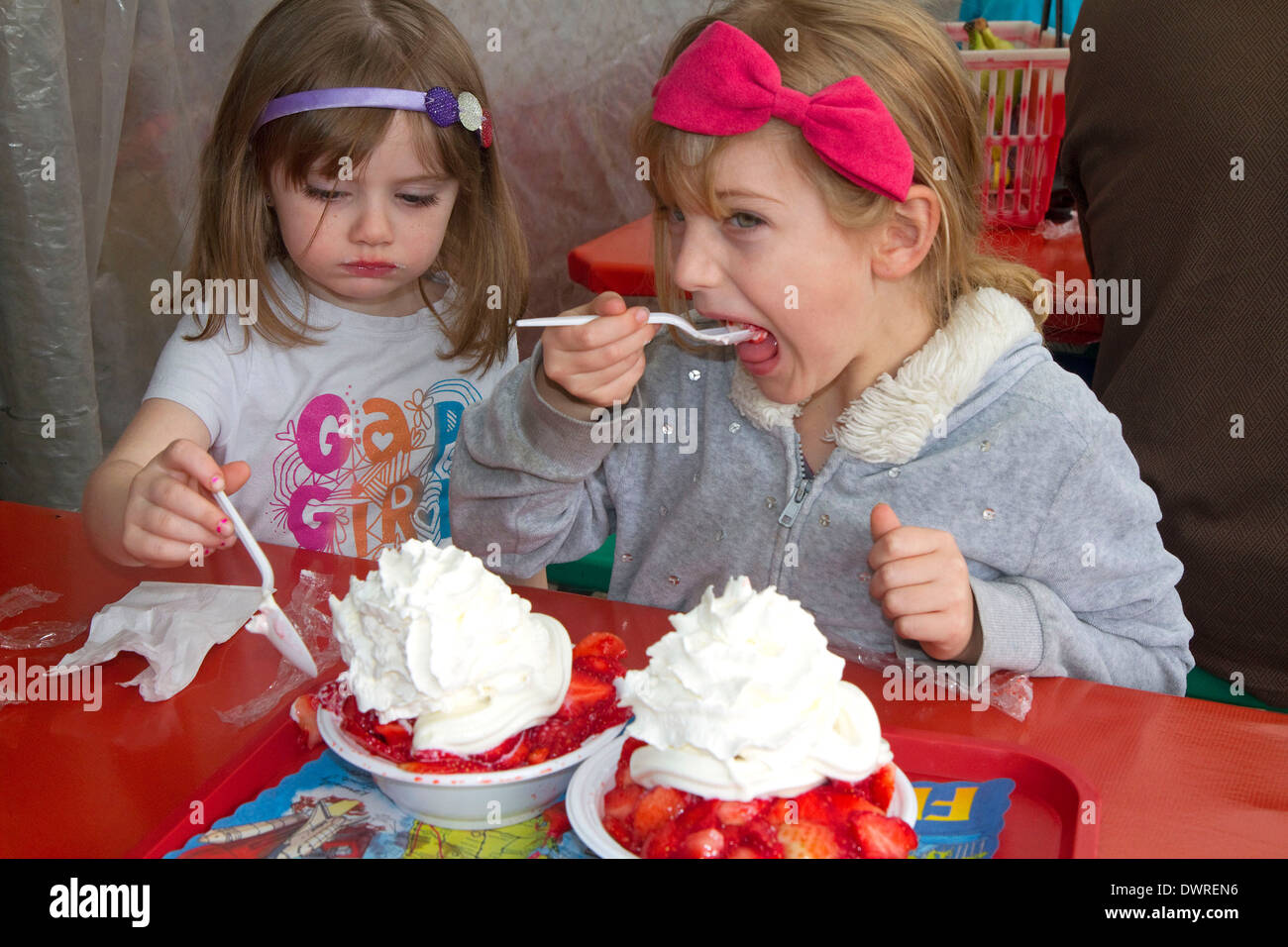 Sorelle di mangiare strawberry shortcake a Parksdale Farm in Plant City, Florida, Stati Uniti d'America. Signor Foto Stock