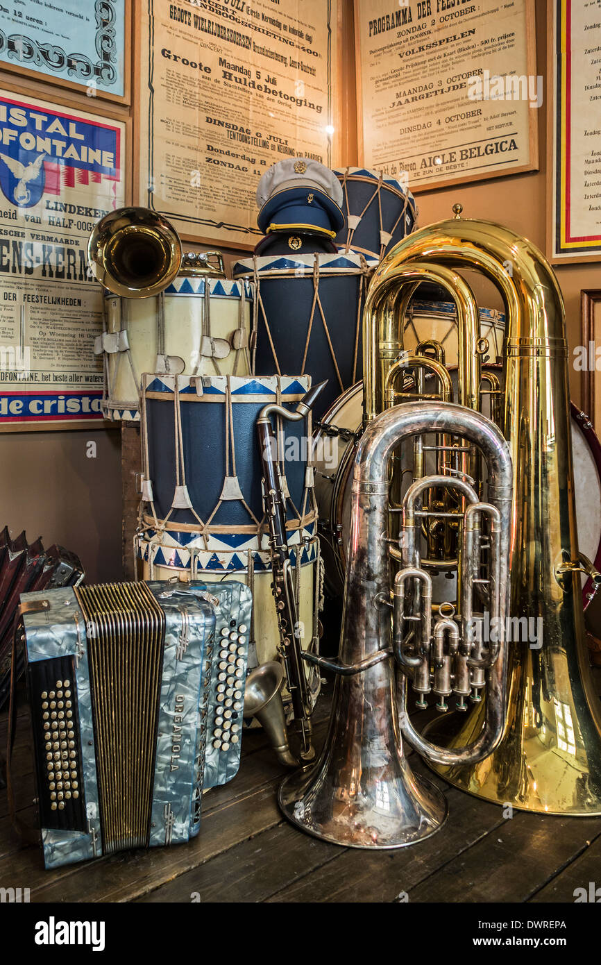 Strumenti musicali della fanfara belga orchestra / banda di ottoni presso la casa di Alijn museum, Gand, Belgio Foto Stock