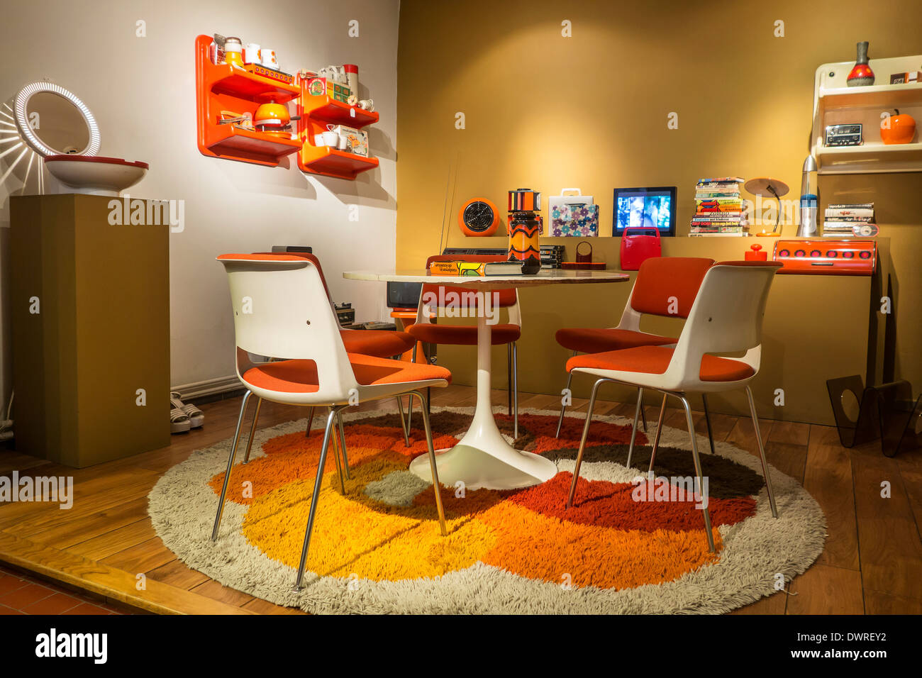Orange living room interior mostra arredamento domestico degli anni settanta a casa di Alijn museum, Gand, Belgio Foto Stock
