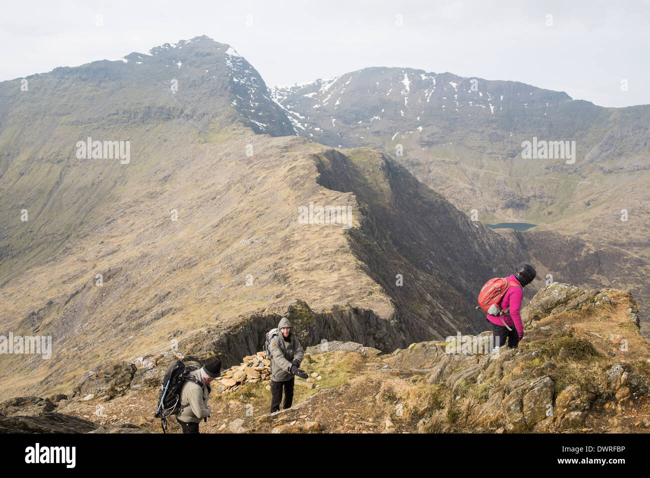 Gruppo di escursionisti salendo Y Lliwedd montagna con Mount Snowdon oltre nel Parco Nazionale di Snowdonia, il Galles del Nord, Regno Unito, Gran Bretagna Foto Stock