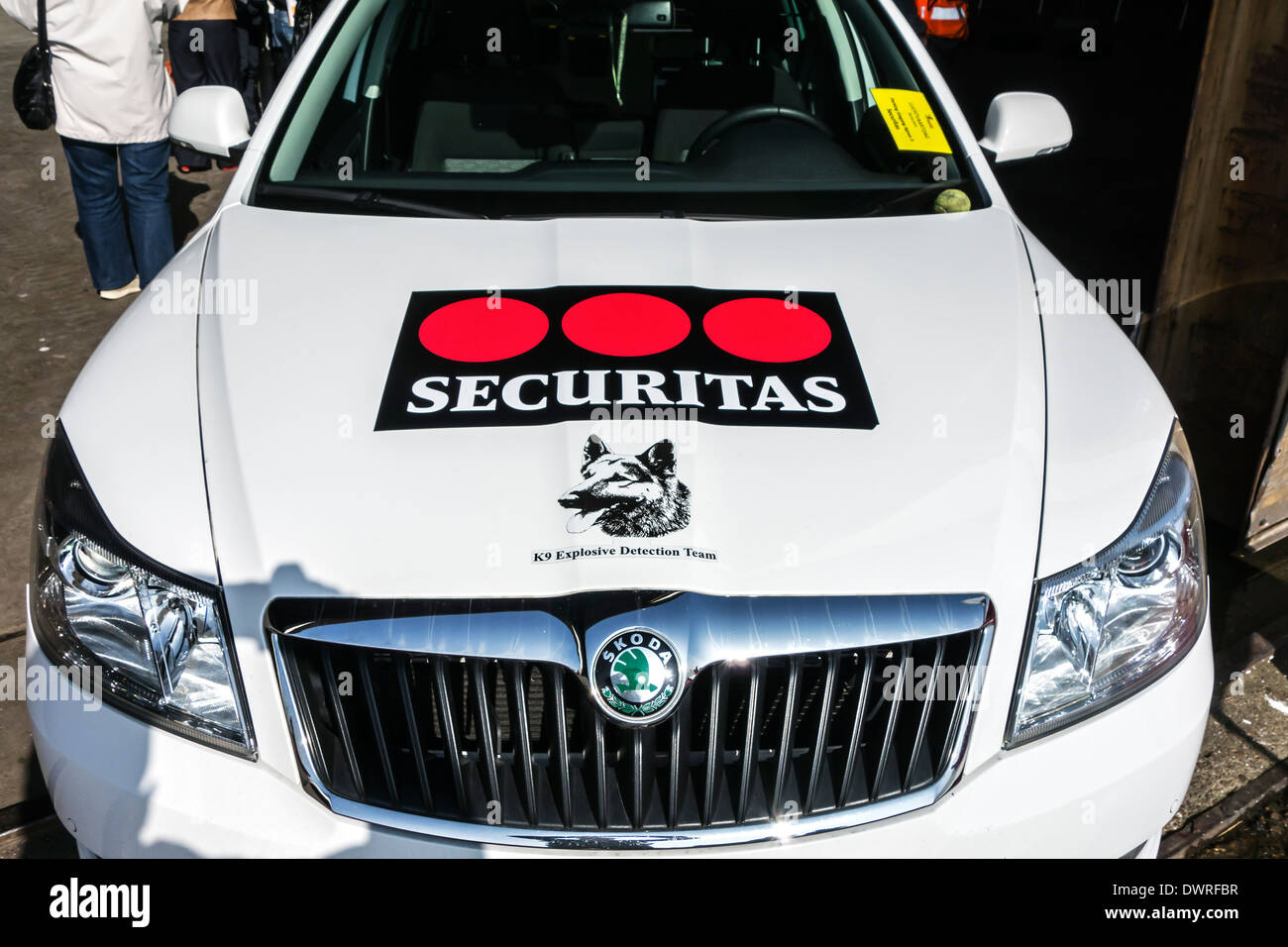 Auto con il logo della Securitas K9 di rilevamento esplosivi Team di lavoro con esplosivo-rilevamento cani alla ricerca di esplosivi e droghe Foto Stock