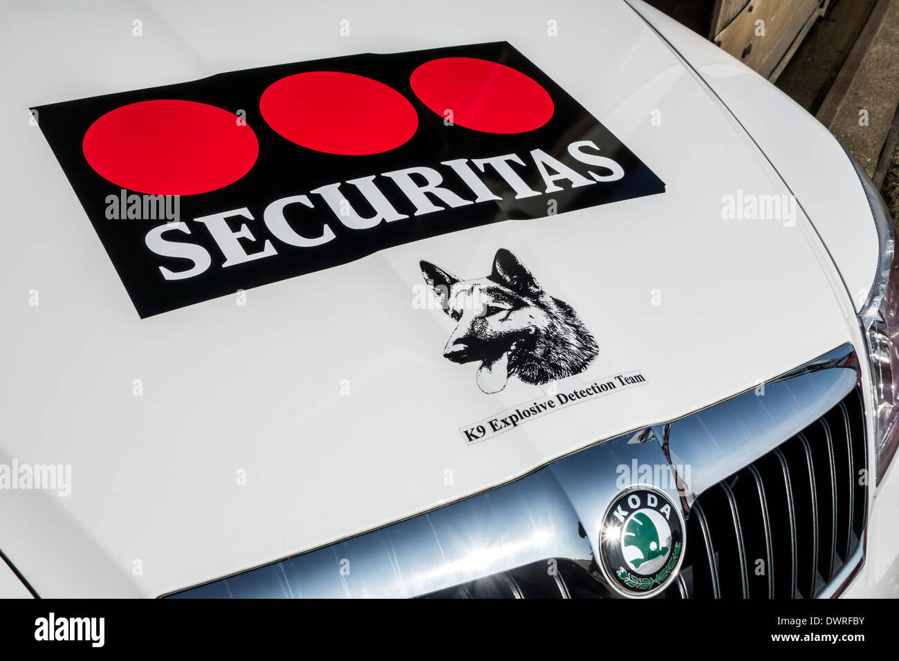 Auto con il logo della Securitas K9 di rilevamento esplosivi Team di lavoro con esplosivo-rilevamento cani alla ricerca di esplosivi e droghe Foto Stock