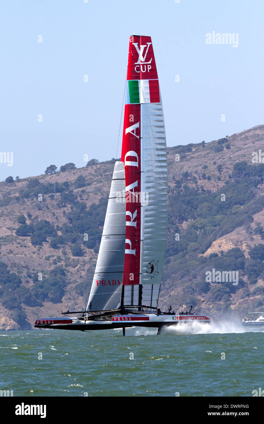 Il Luna Rossa Challenge catamarano gare su San Francisco Bay durante il  2013 Americas Cup concorrenza Foto stock - Alamy