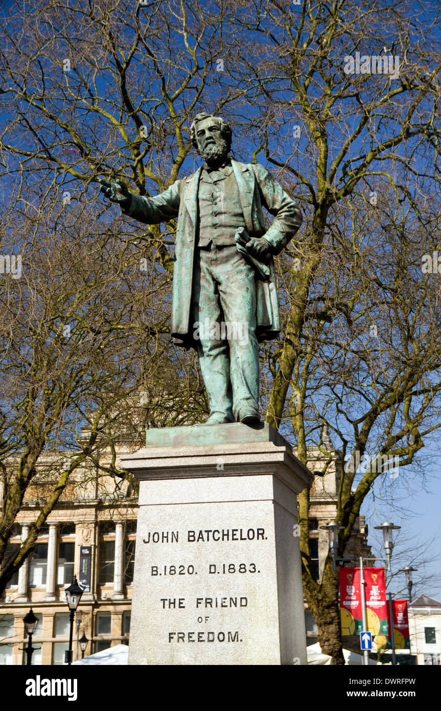 Statua di John Batchelor business man e uomo politico liberale, Hayes, Cardiff, Galles. Foto Stock