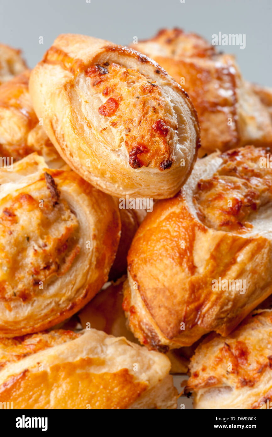 Pila di fatti in casa salsicce vegetariane rotoli Foto Stock